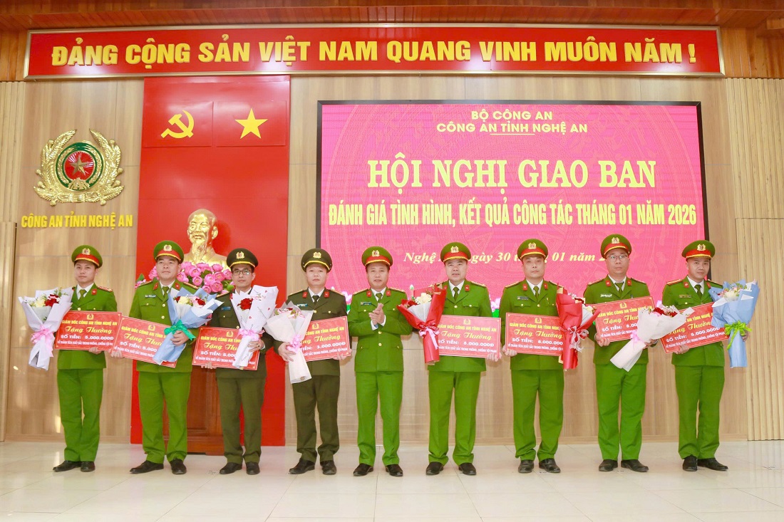 Đồng chí Đại tá Nguyễn Duy Thanh, Phó Giám đốc, Thủ trưởng Cơ quan Cảnh sát điều tra Công an tỉnh trao trao thưởng tập thể, cá nhân đạt thành tích đặc biệt xuất sắc trong đợt cao điểm