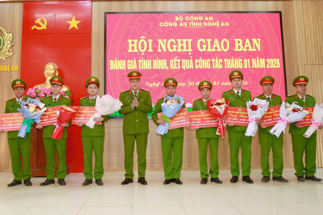 Đồng chí Đại tá Nguyễn Đức Cường, Phó Giám đốc Công an tỉnh trao thưởng tập thể, cá nhân đạt thành tích đặc biệt xuất sắc trong đợt cao điểm