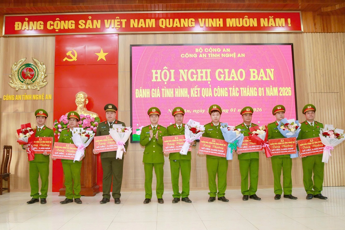 Đồng chí Thượng tá Phạm Thành Long, Phó Giám đốc Công an tỉnh trao thưởng tập thể, cá nhân đạt thành tích đặc biệt xuất sắc trong đợt cao điểm