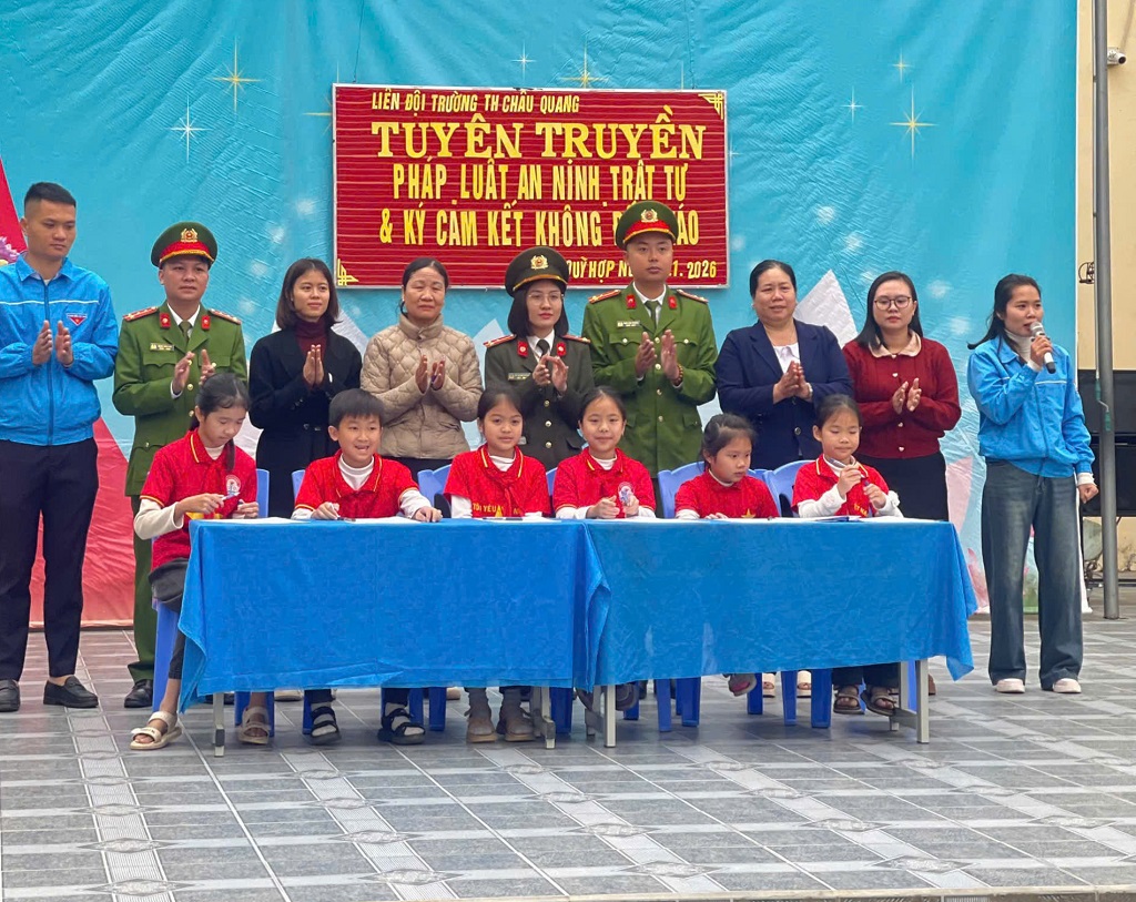 Tổ chức ký cam kết giữa nhà trường – lực lượng Công an