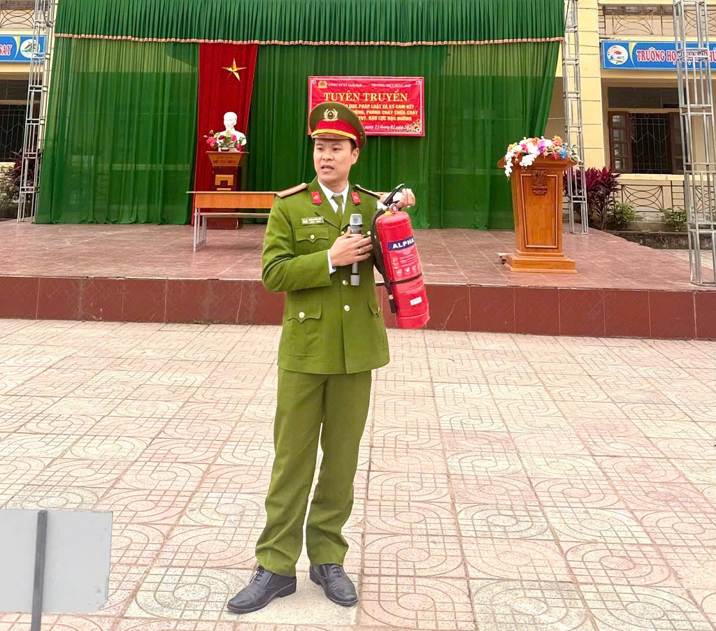 Công an xã tuyên truyền, phổ biến pháp luật