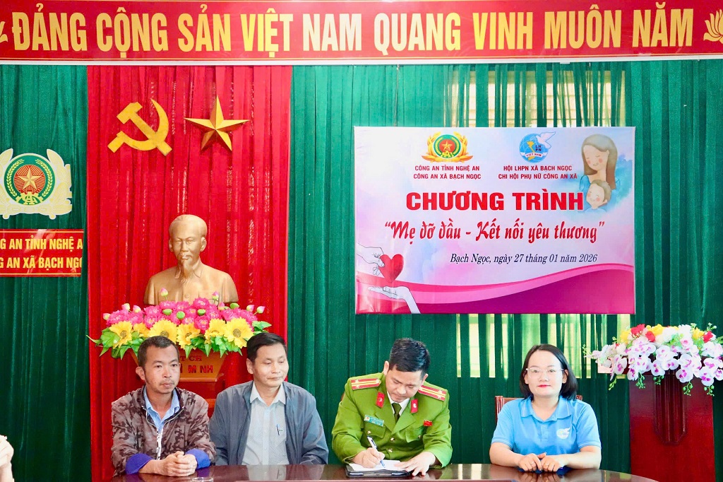 Công an xã Bạch Ngọc và đại diện gia đình, Ban cán sự xóm 3, Hội Liên hiệp Phụ nữ xã ký kết chăm sóc cháu Thanh Thanh   