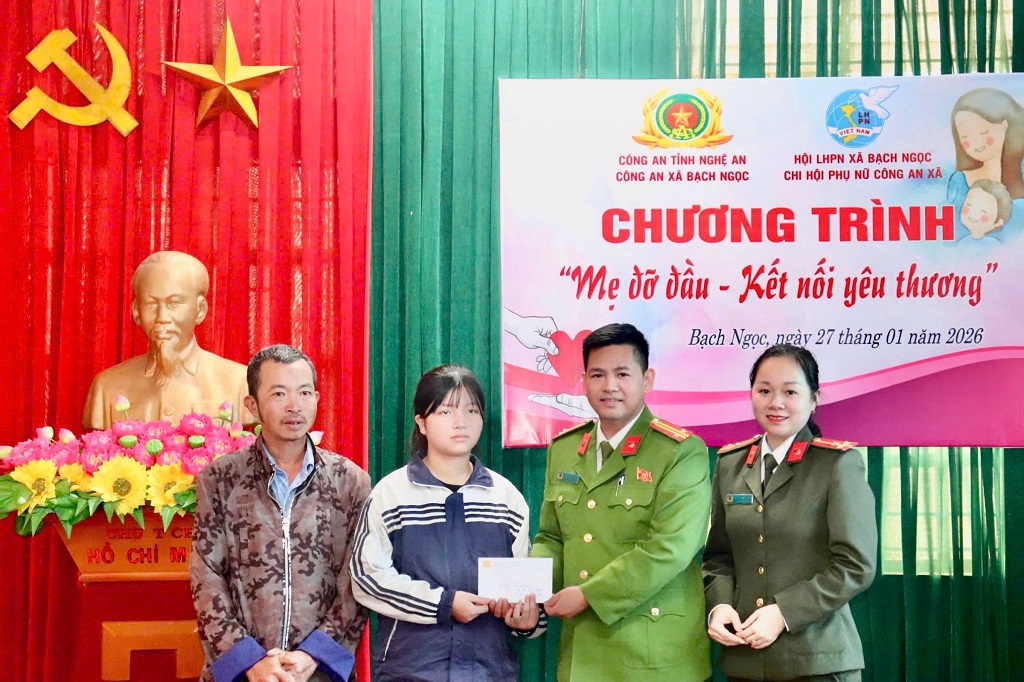 Công an xã giao Chi hội Phụ nữ đơn vị trực tiếp đồng hành, hỗ trợ lâu dài cho cháu với mức tiền 500.000 đồng/tháng