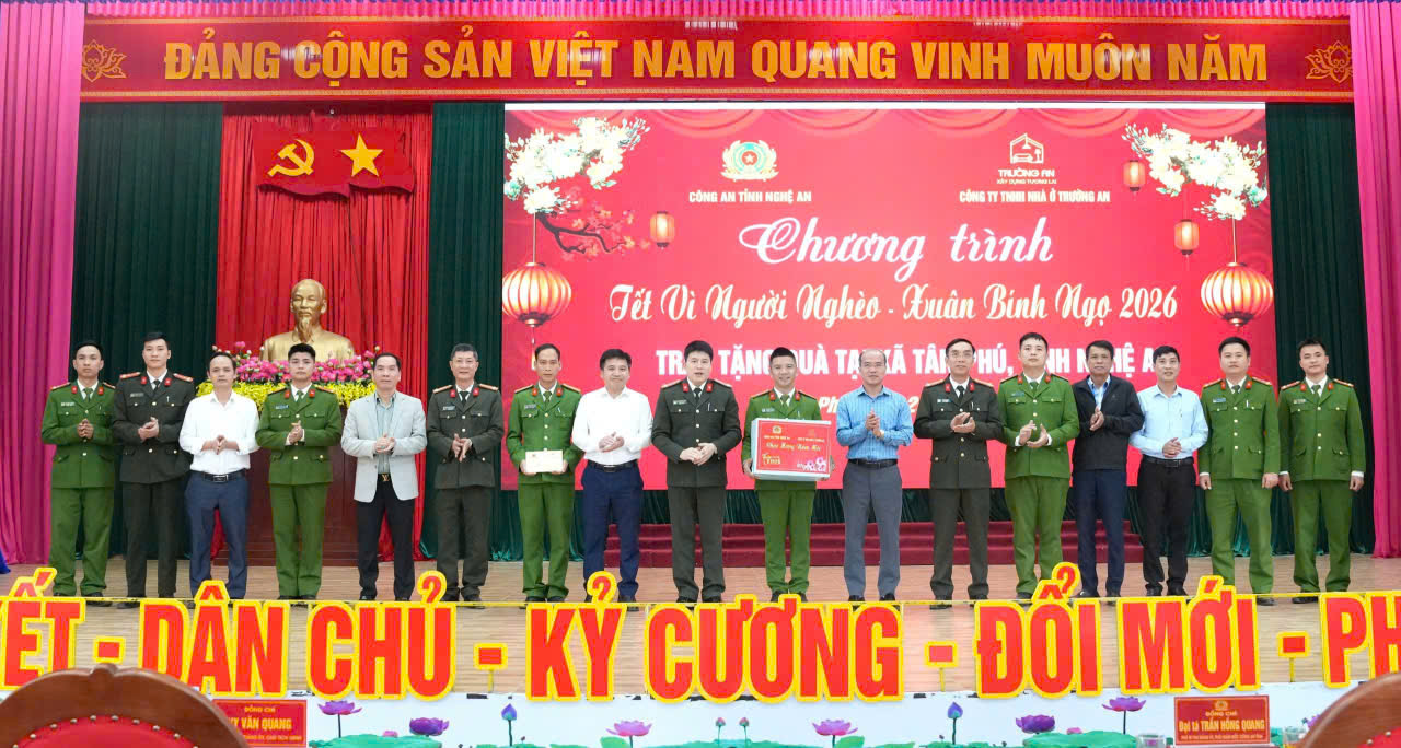 Chú thích ảnh: Đoàn công tác&nbsp;trao tặng quà, động viên cán bộ, chiến sĩ Công an 03 xã: Tân Kỳ, Tân Phú, Nghĩa Đồng