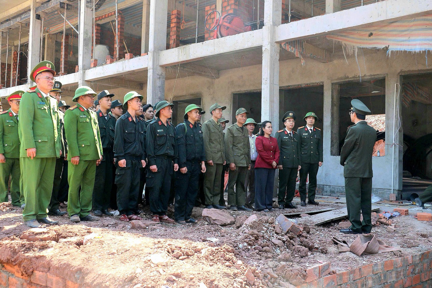 Đồng chí Đại tá Trần Ngọc Tuấn – Phó Giám đốc Công an tỉnh phát biểu giao nhiệm vụ và động viên đơn vị thi công, cán bộ, chiến sĩ được tăng cường và các lực lượng tham gia thi công công trình