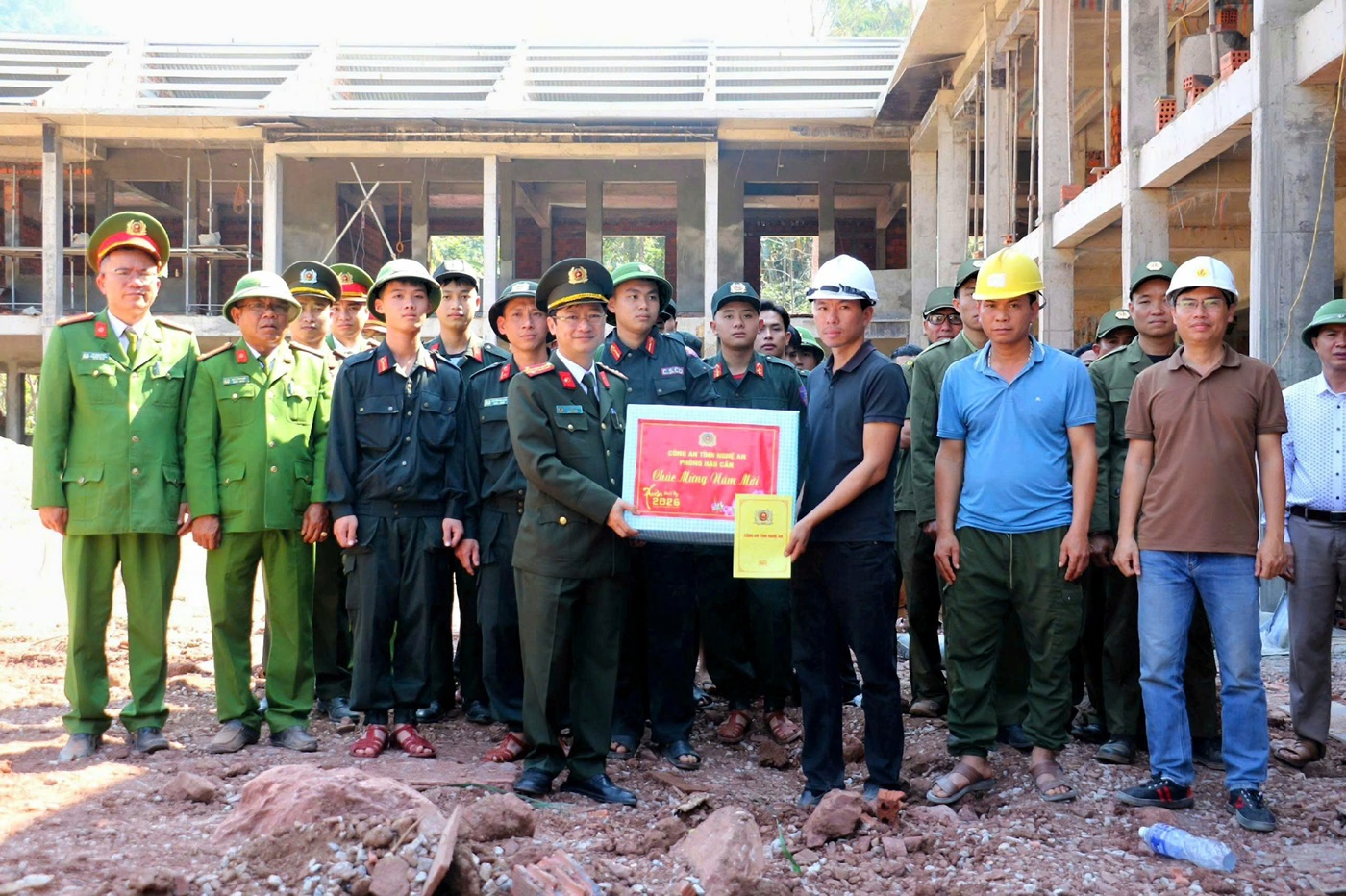 Đồng chí Đại tá Trần Ngọc Tuấn – Phó Giám đốc Công an tỉnh trao quà động viên đơn vị thi công