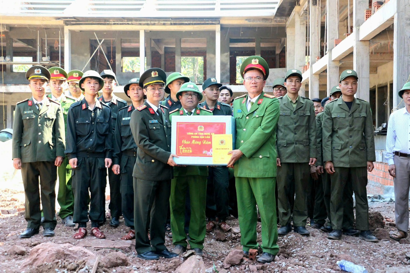 Đồng chí Đại tá Trần Ngọc Tuấn – Phó Giám đốc Công an tỉnh trao quà động viên Công an xã Mỹ Lý