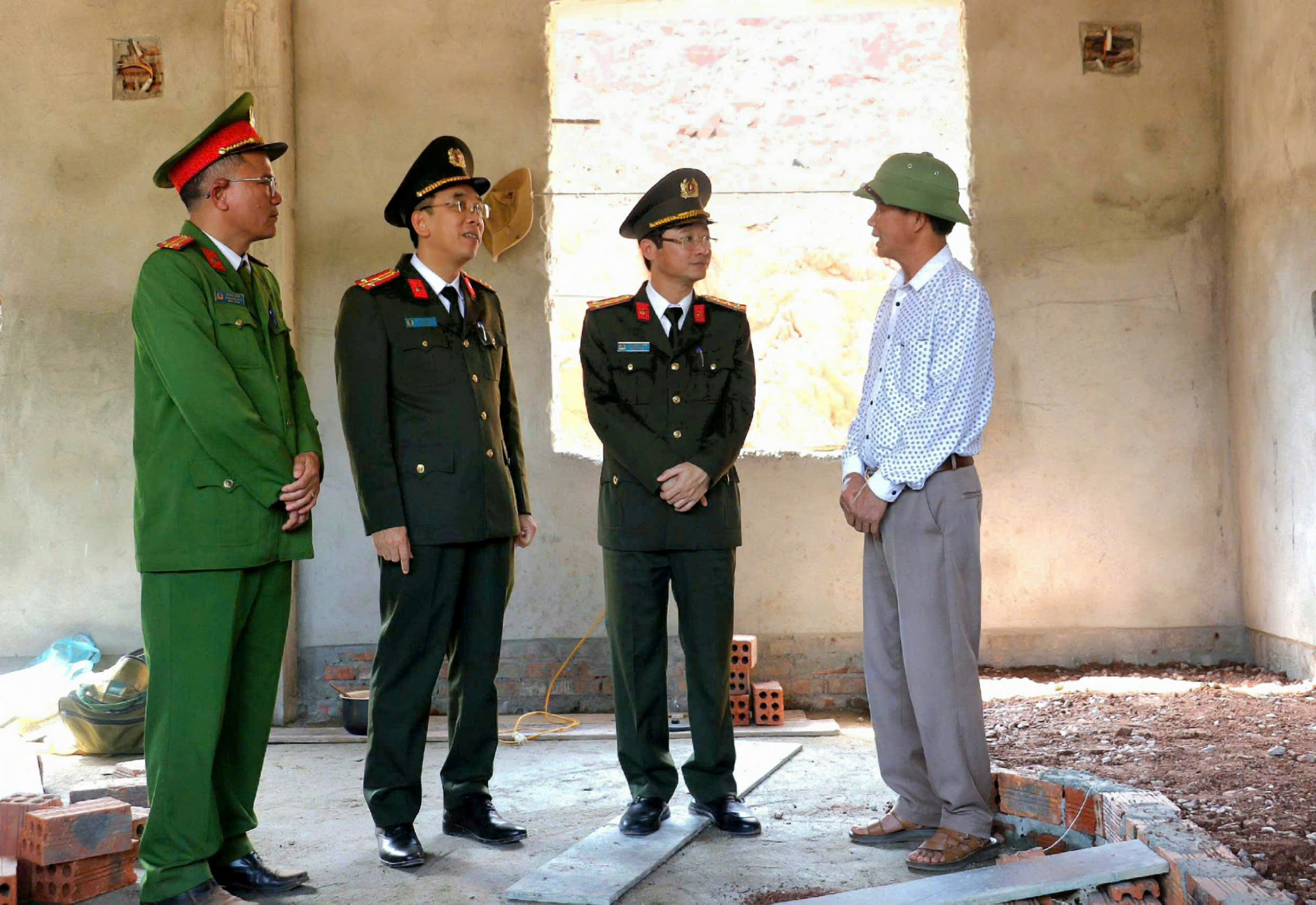 Đồng chí Đại tá Trần Ngọc Tuấn – Phó Giám đốc Công an tỉnh trao đổi với Ban giám hiệu Trường Phổ thông dân tộc bán trú Tiểu học Mỹ Lý 2