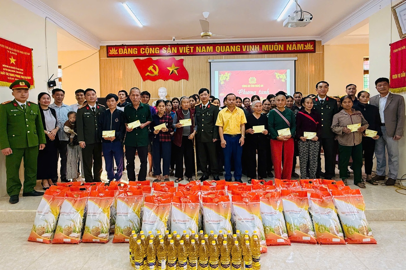 Đoàn công tác Công an tỉnh trao 40 suất quà tặng người dân có hoàn cảnh khó khăn ở xã Tam Quang