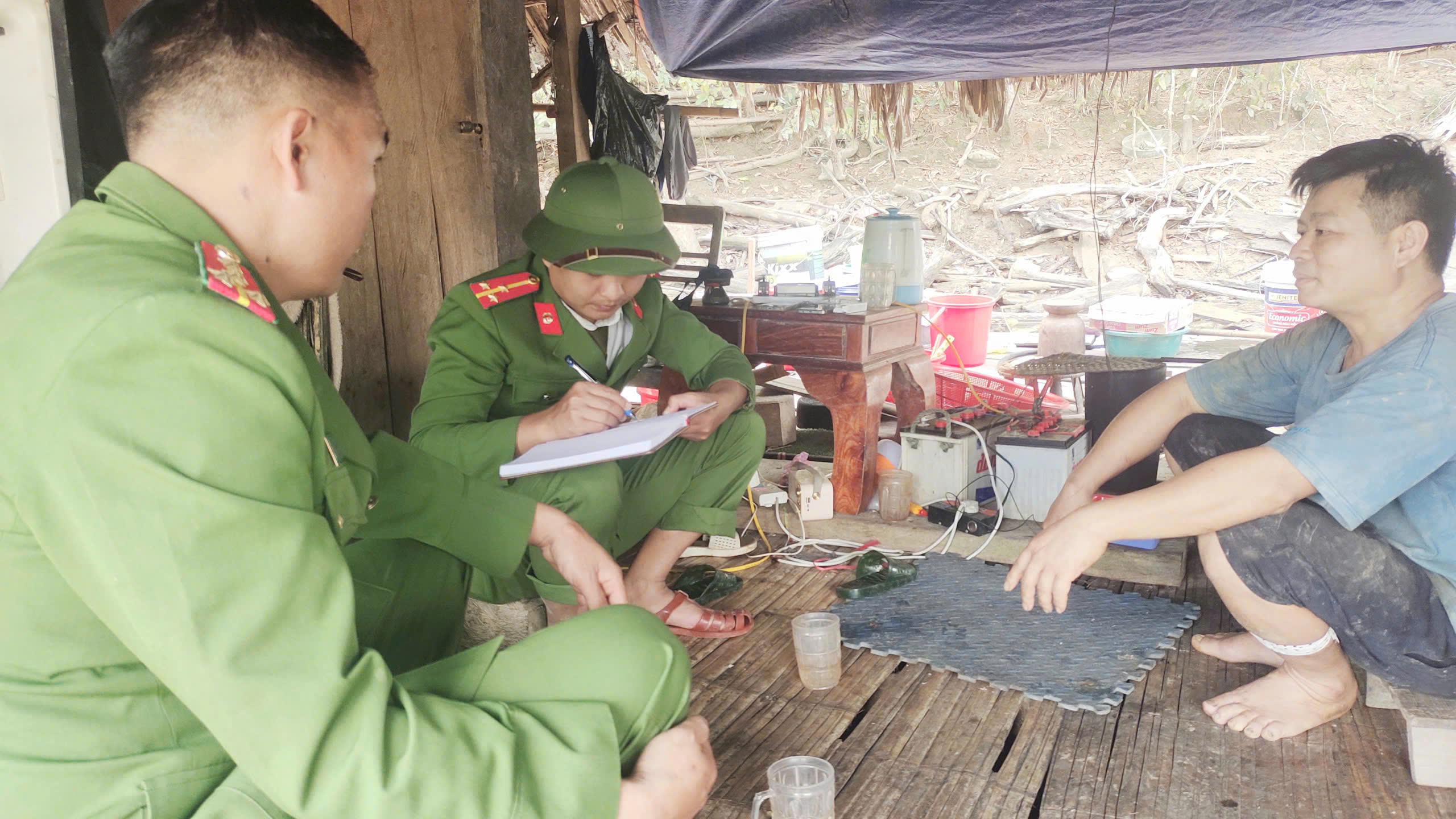 Công an xã Hữu Khuông kiểm tra, rà soát cư trú