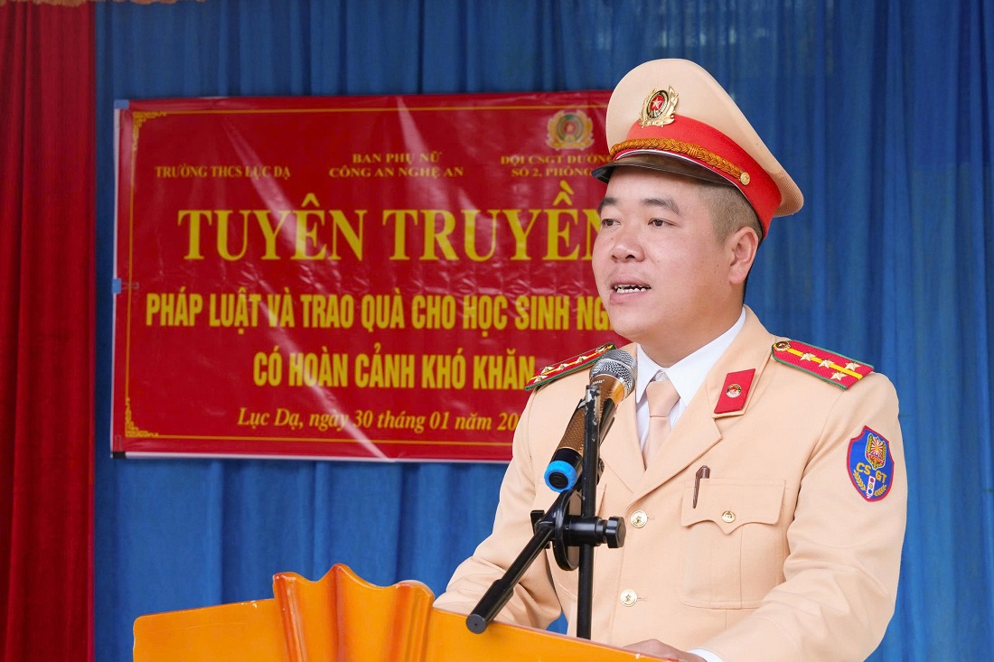 Đại diện Đội CSGT đường bộ số 2 phát biểu