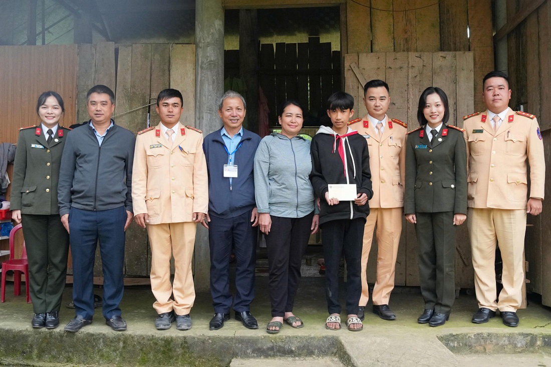 Đoàn công tác tặng quà 02 em Lô Gia Hân và Lộc Vinh Quang