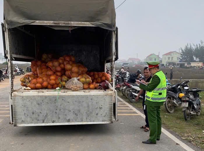 Công an xã tiến hành kiểm tra kết hợp tuyên truyền đến hộ kinh doanh