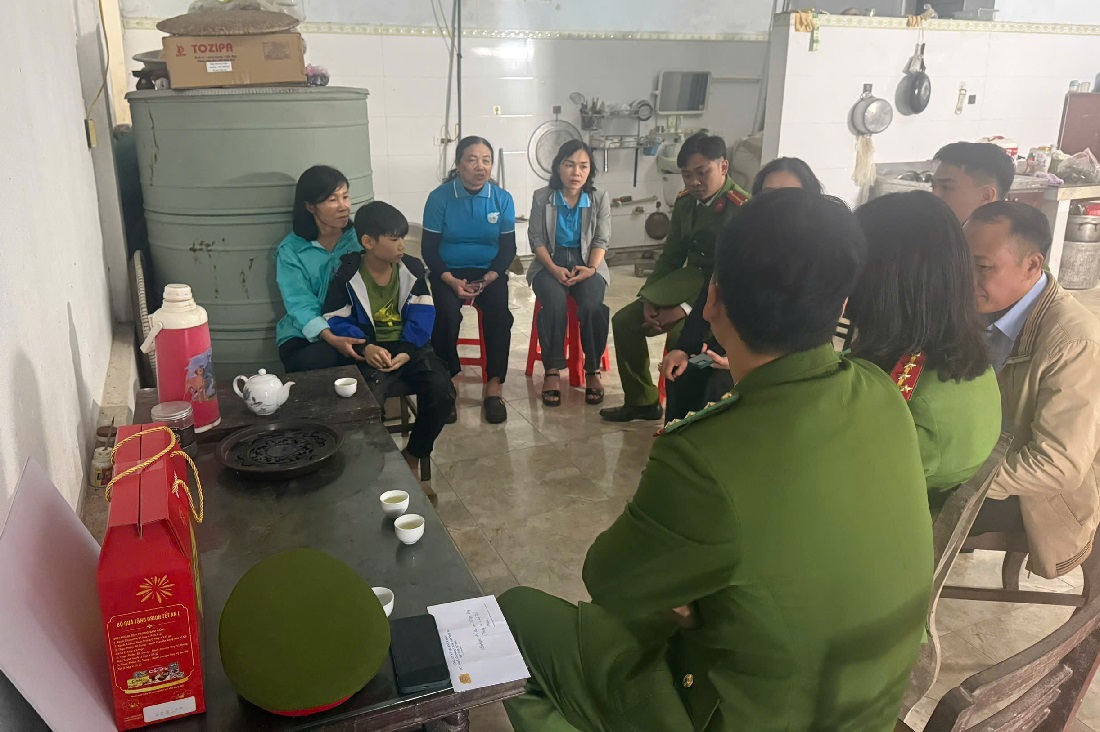 Cán bộ, chiến sĩ thăm hỏi, động viên gia đình em Tô Ngọc Quý