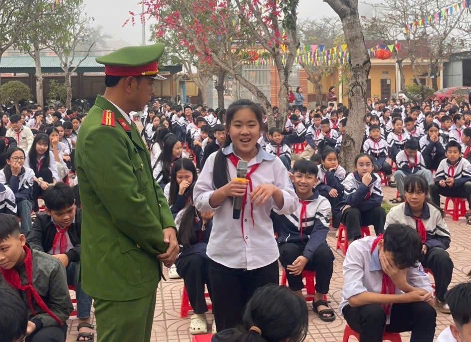 Học sinh trả lời câu hỏi về trật tự an toàn giao thông