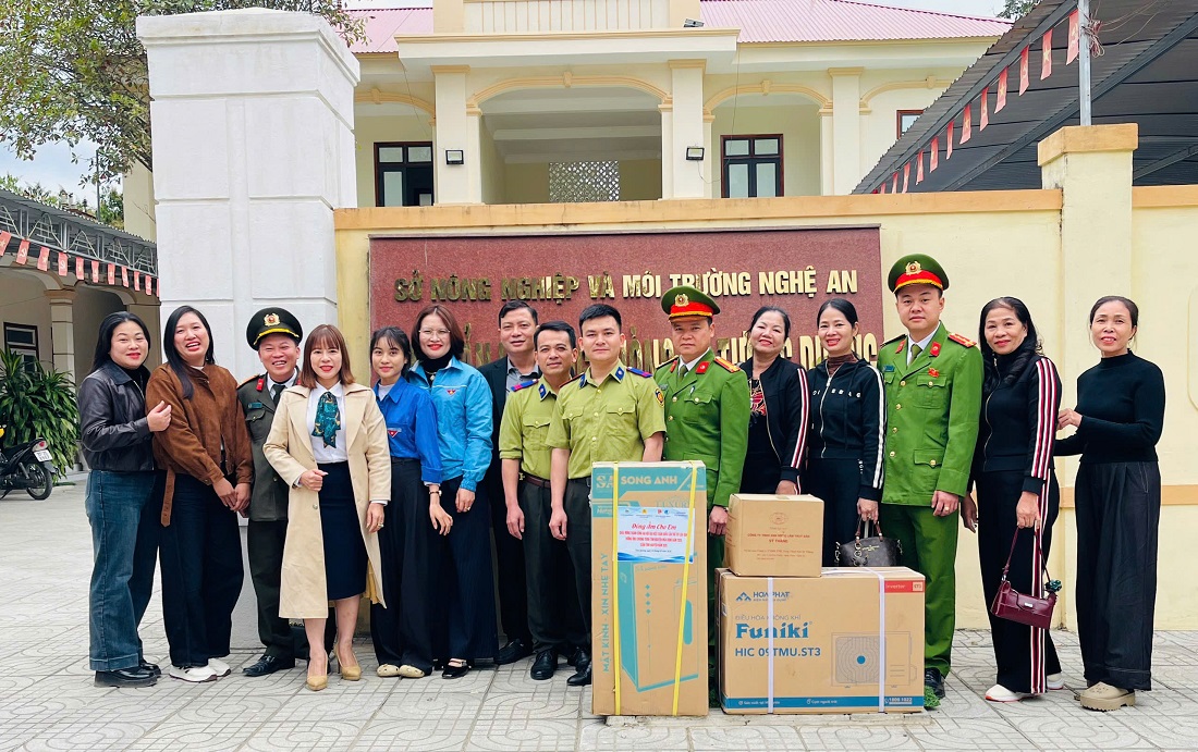 Đoàn công tác trao quà tặng Ban Quản lý dự án rừng Tương Dương