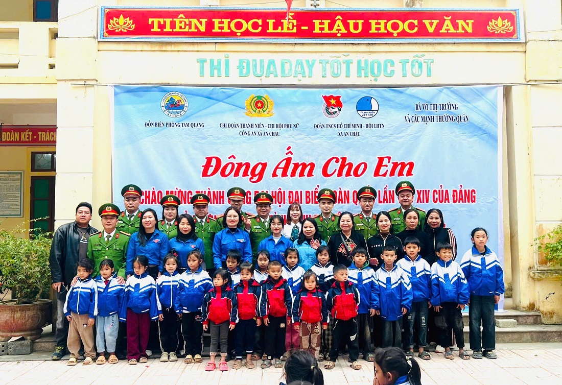 Tặng áo ấm đến các em học sinh