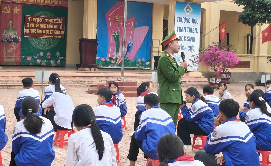 Cán bộ Công an xã phổ biến nhiều nội dung trọng tâm