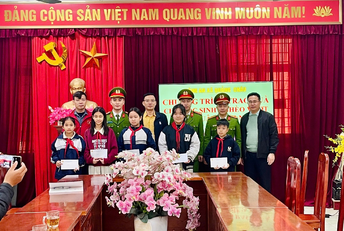 Ban tổ chức trao phần quà thiết thực đến học sinh