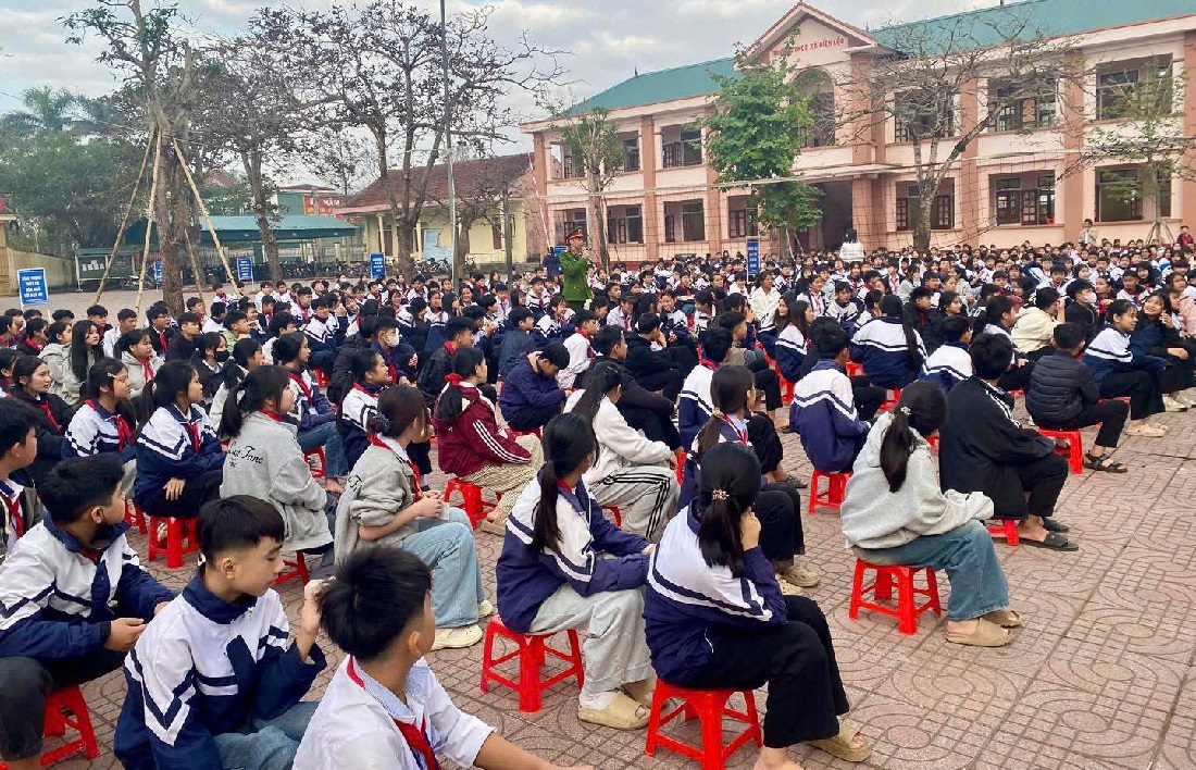 Đông đảo học sinh tham gia buổi tuyên truyền
