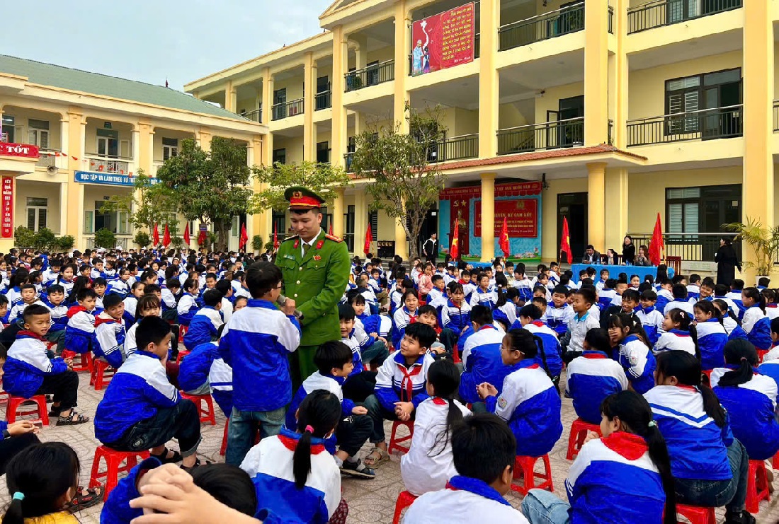 Học sinh hào hứng trả lời câu hỏi về phòng, chống pháo nổ