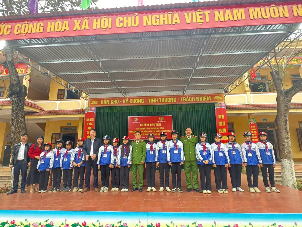 Công an xã Giai Xuân tuyên truyền, phổ biến pháp luật tại trường học