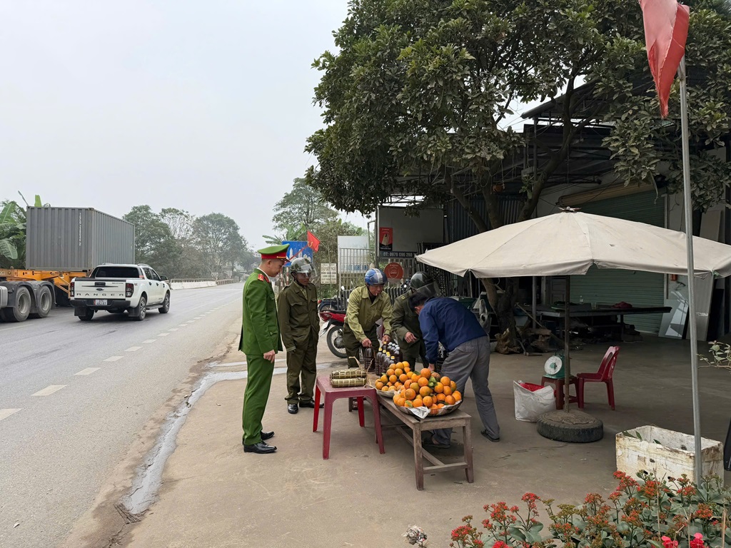 Công an xã Nghĩa Hưng ra quân giải tỏa hành lang ATGT