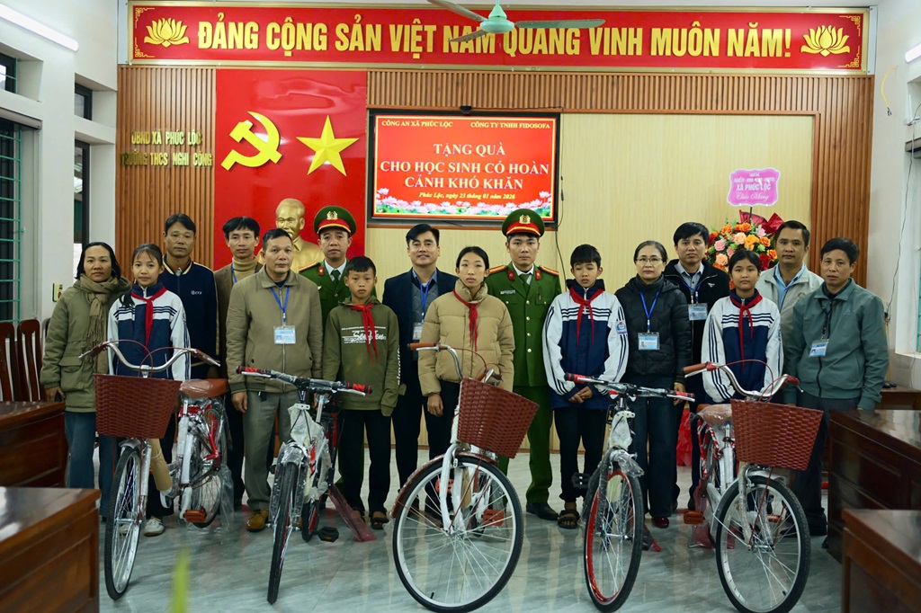 Công an xã Phúc Lộc trao quà tặng học sinh có hoàn cảnh khó khăn và trẻ em tàn tật