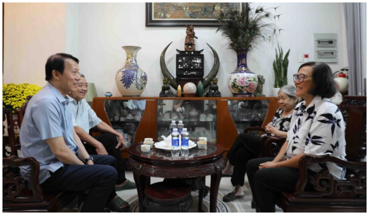 Bộ trưởng Lương Tam Quang thăm và chúc Tết gia đình các đồng chí nguyên lãnh đạo Bộ Công an