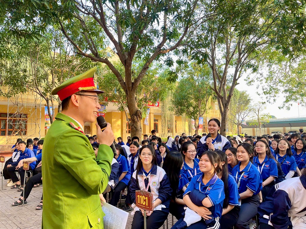 Công an xã Thiên Nhẫn tuyên truyền phòng, chống pháo nổ cho học sinh