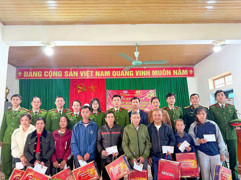 Công an xã Vạn An chia sẻ với người dân có hoàn cảnh đặc biệt khó khăn