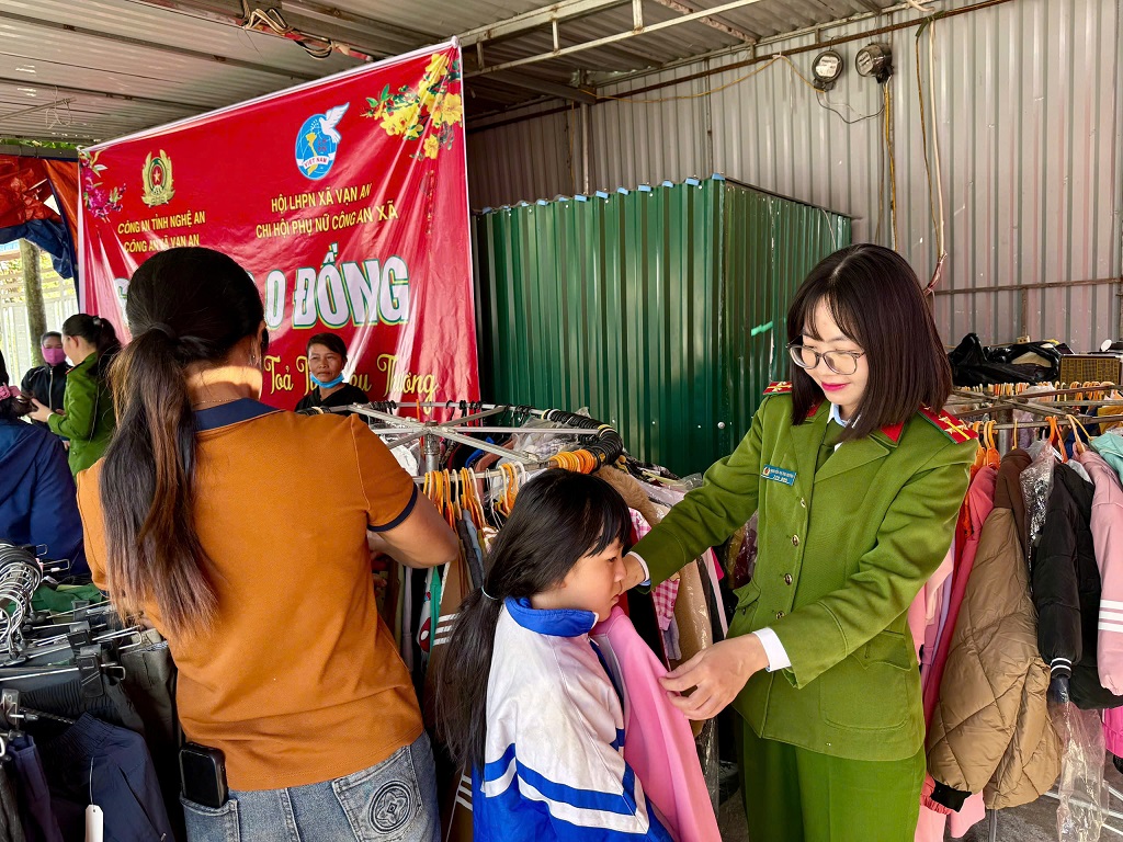 Phụ nữ Công an xã Vạn An với chương trình 