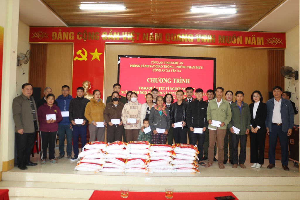 Trao tặng quà cho người dân và học sinh có hoàn cảnh khó khăn