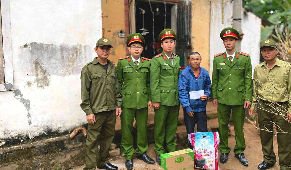 Công an xã Nghĩa Hưng trao quà Tết tặng gia đình có hoàn cảnh đặc biệt khó khăn