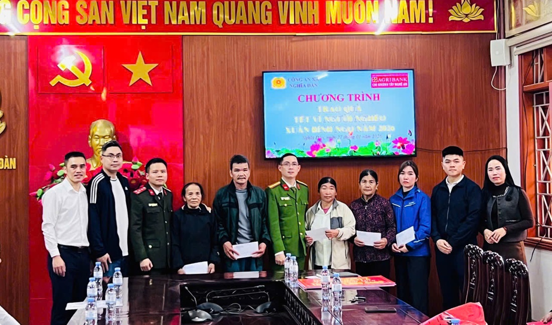 Công an xã Nghĩa Đàn trao quà 