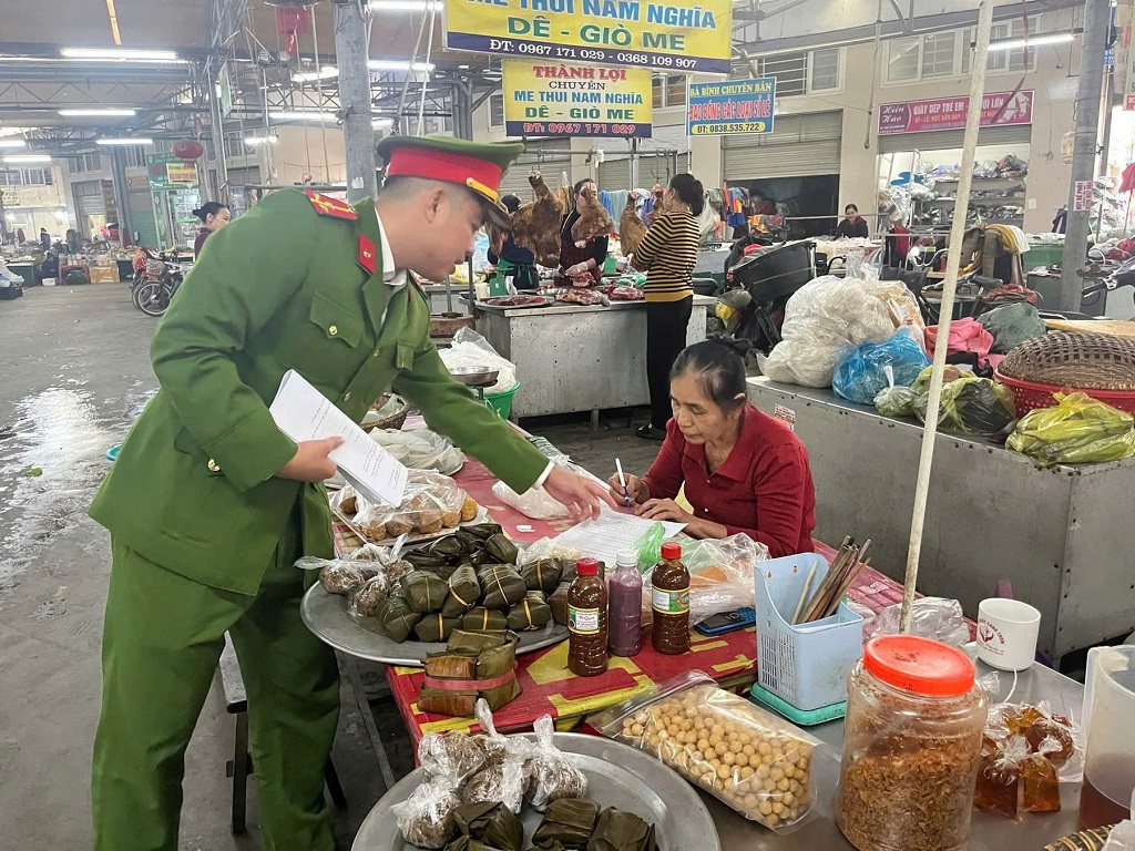 Công an xã Vạn An nâng cao trách nhiệm trong bảo đảm vệ sinh ATTP