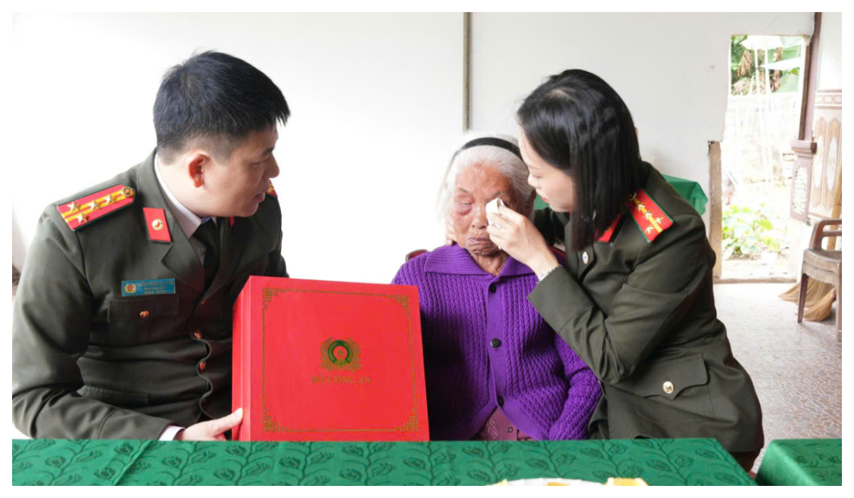 Công an tỉnh Nghệ An tặng quà Bà mẹ Việt Nam Anh hùng Nguyễn Thị Năm