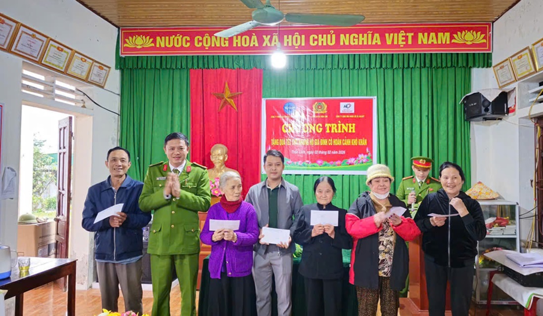 Công an xã Thần Lĩnh trao quà Tết tặng gia đình có hoàn cảnh khó khăn