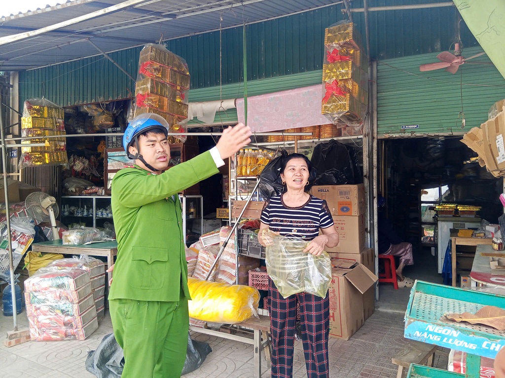 Công an xã Đại Đồng giải tỏa hành lang an toàn giao thông