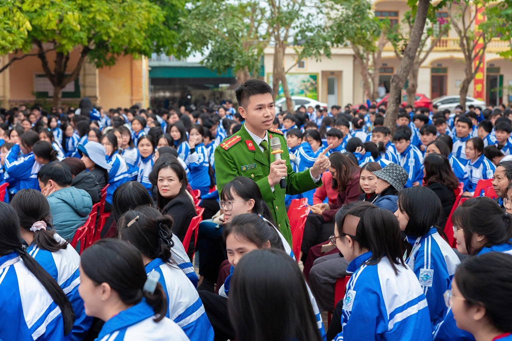 Công an xã Đại Đồng tuyên truyền, phổ biến pháp luật tại Trường THPT Thanh Chương 1