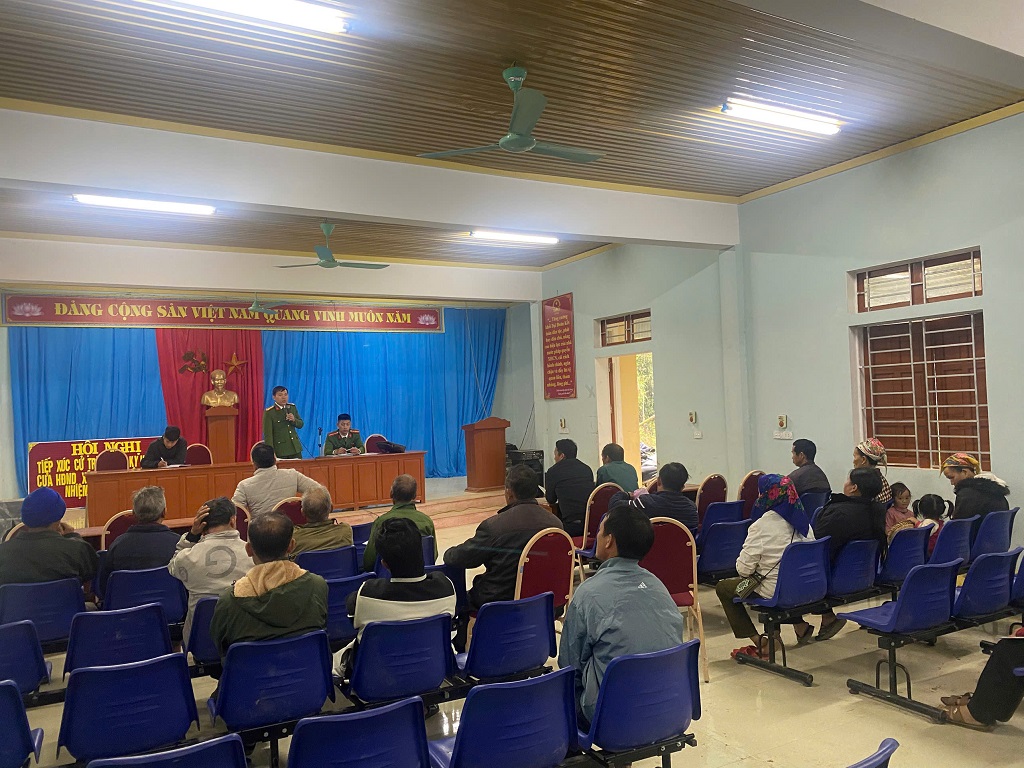 Công an xã Mường Lống tuyên truyền, phổ biến pháp luật tại bản Xám Xúm