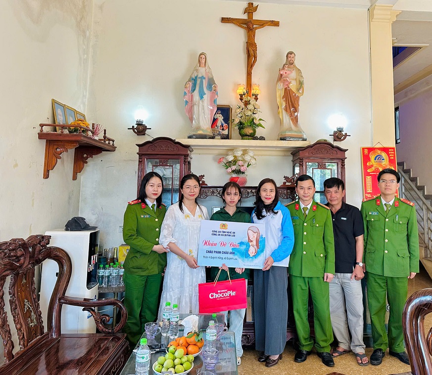 Nhận đỡ đầu học sinh mồ côi