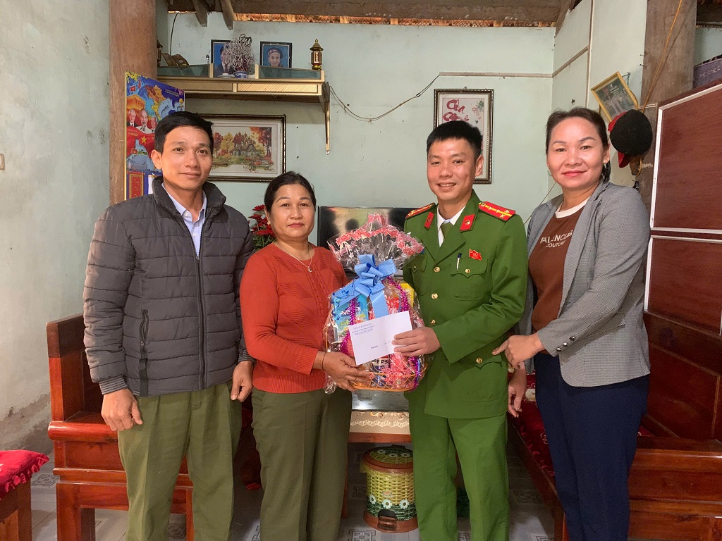 Công an xã Tam Quang thăm, tặng quà, chúc Tết già làng, người có uy tín