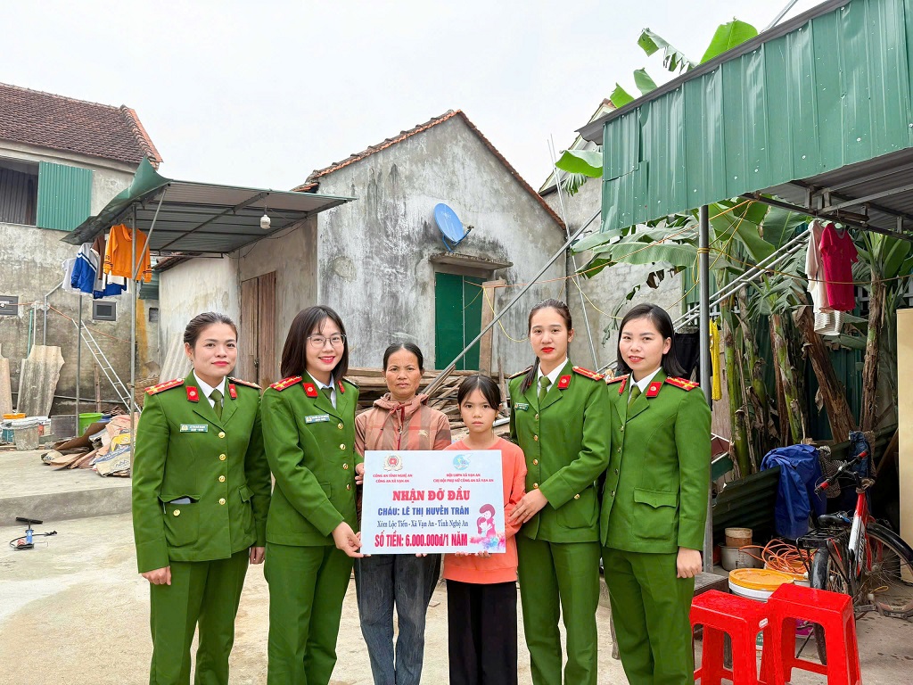 Chi hội Phụ nữ Công an xã Vạn An nhận đỡ đầu trẻ em có hoàn cảnh khó khăn