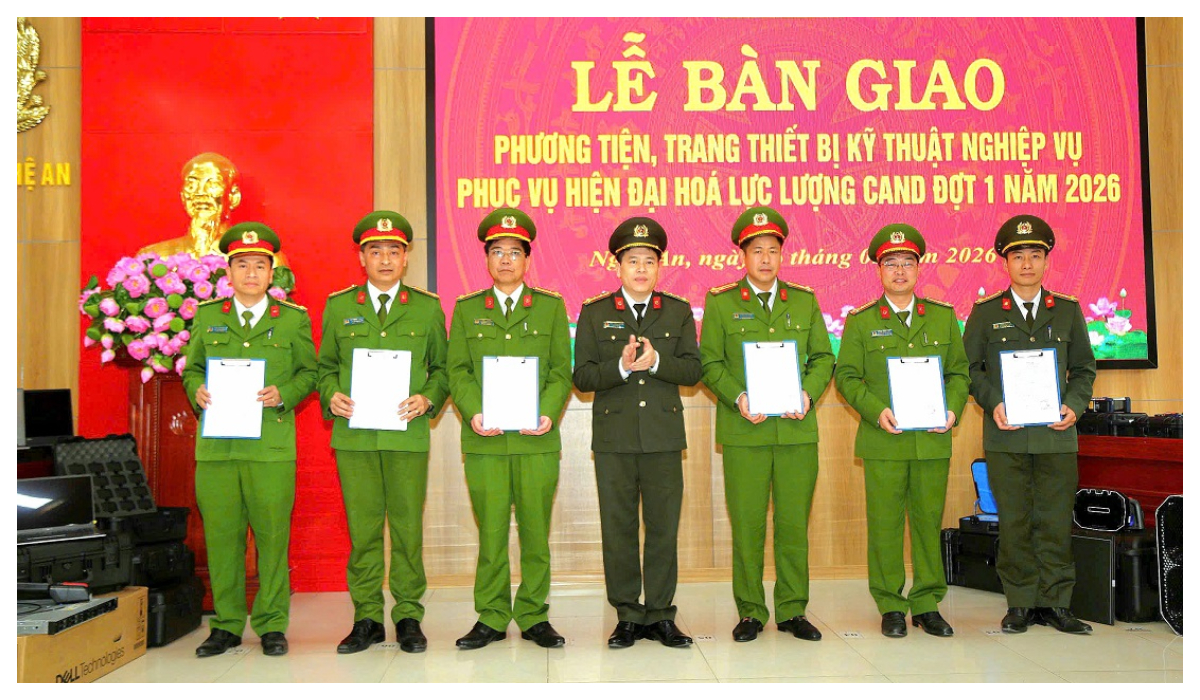 Công an tỉnh Nghệ An bàn giao phương tiện, trang thiết bị kỹ thuật nghiệp vụ phục vụ hiện đại hóa lực lượng