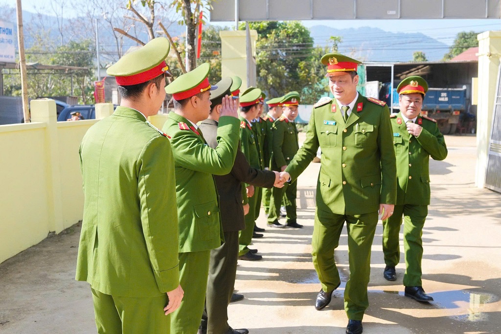 Đồng chí Đại tá Nguyễn Đức Cường, Phó Giám đốc Công an tỉnh tặng quà, động viên Công an các đơn vị nhân dịp Tết Nguyên đán
