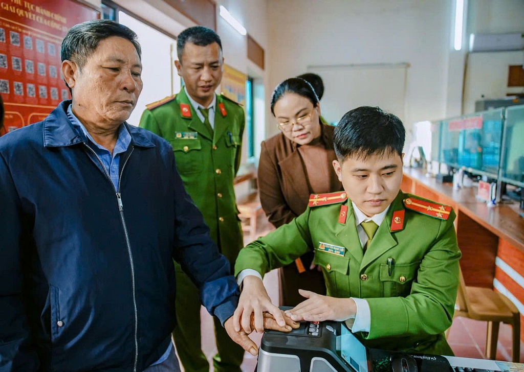 Khai trương trạm cấp căn cước tại Bộ phận một cửa Công an xã