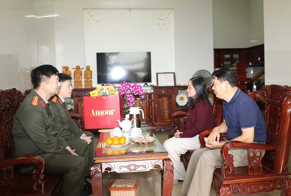 Thăm hỏi, tặng quà thân nhân liệt sĩ và cán bộ, chiến sỹ có hoàn cảnh khó khăn dịp Tết Nguyên đán