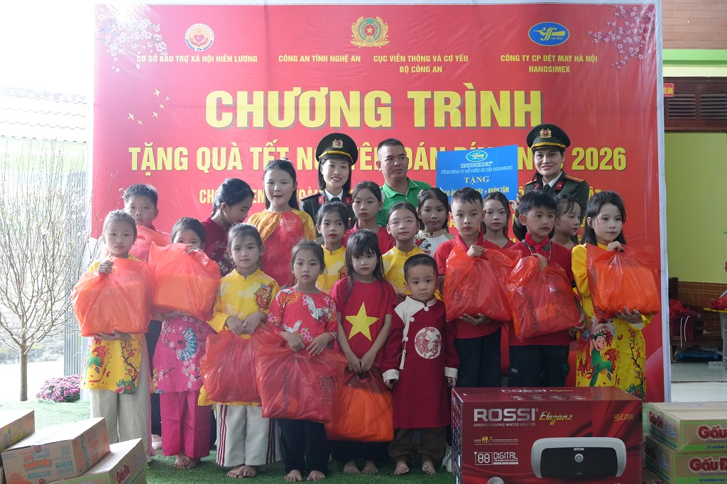 Cục Viễn thông và Cơ yếu, Bộ Công an tặng quà trẻ em và hỗ trợ gia đình khó khăn tại Nghệ An dịp Tết Nguyên đán