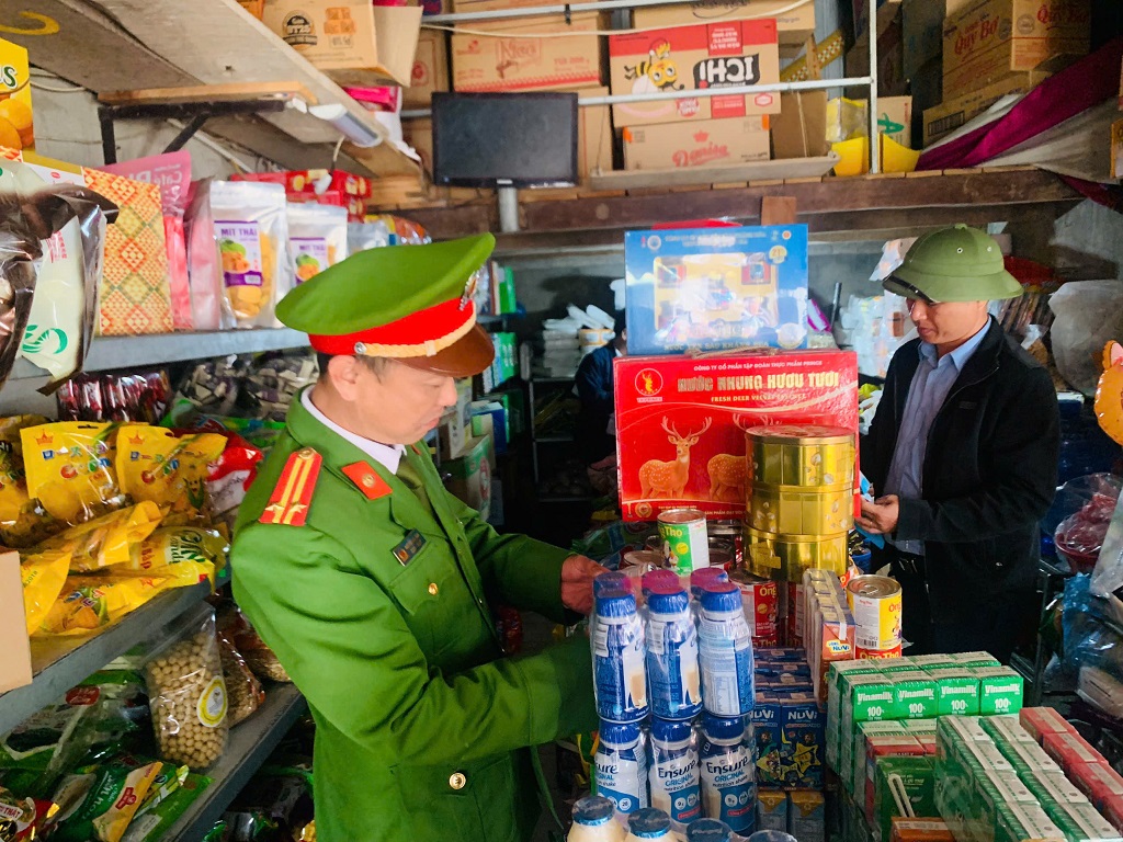 Công an xã Bích Hào phối hợp kiểm tra ATTP dịp Tết Nguyên đán và mùa lễ hội